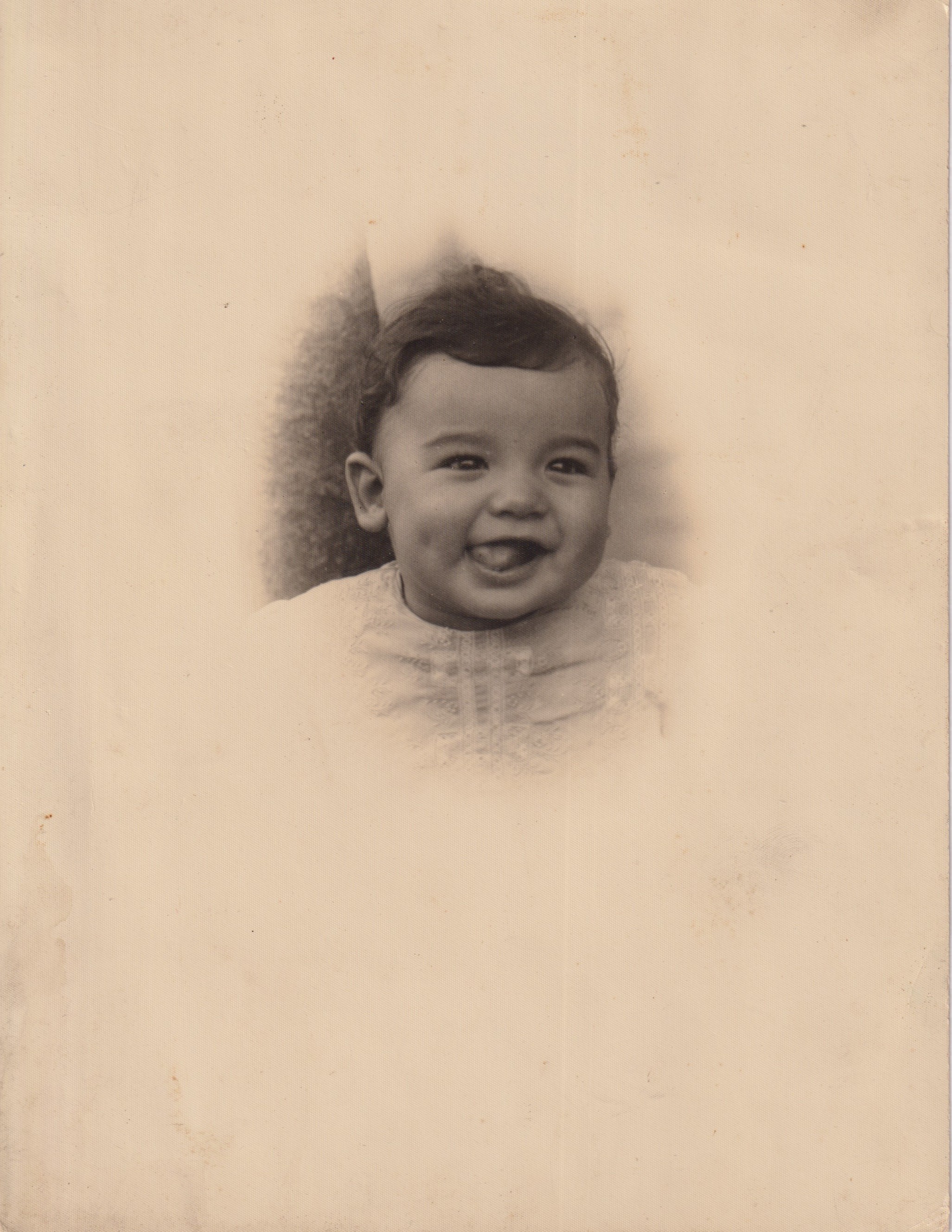 Retrato de rosto de Jorio Dauster, ainda bebê recém-nascido.